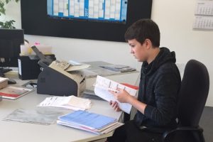 Waldemar bei der Ablage und Kontrolle der Fertigungsaufträge in der Arbeitsvorbereitung