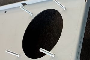 Einpressbolzen für eine Lüfteraufnahme